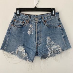 Vintage Levi’s 501 denim shorts size 28 (fits like 24/25)